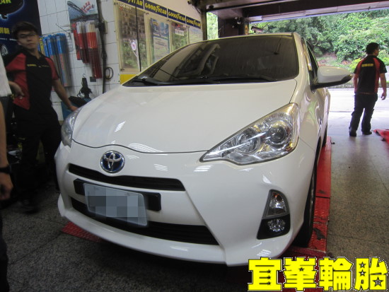 TOYOTA PRIUS C Continental ContiEcoContact 5 CEC5 185/60/15 3D四輪定位