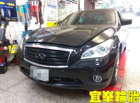Infiniti M25 自備機油保養  輪胎對調