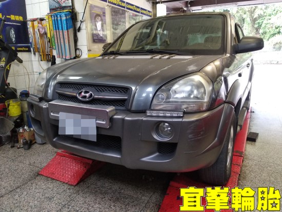 Hyundai Tucson Goodyear EfficientGrip Performance SUV 215/65/16 3D四輪定位